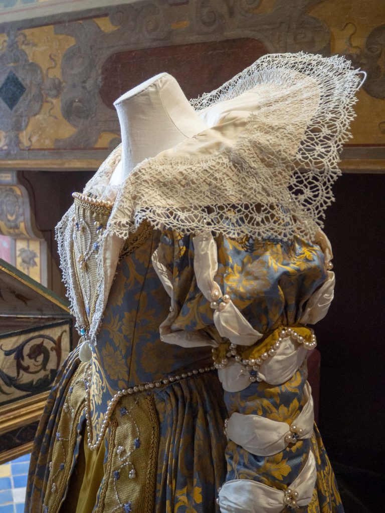 Exposition de costumes anciens - Château de Blois - Un Jour de Neige