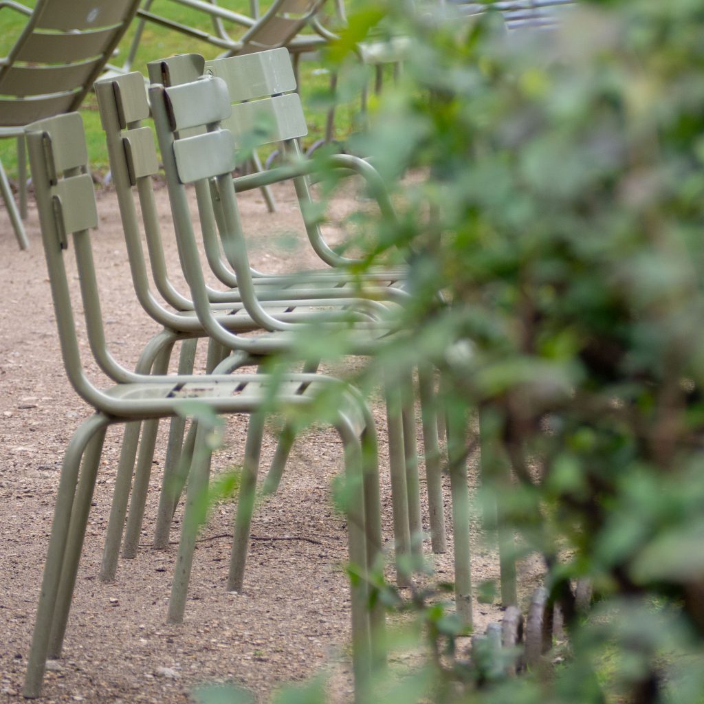 Un Jour de Neige - Les chaises du jardin du Luxembourg